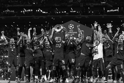 曼联4-1击败狼队，升至英超第六；米兰3-2战胜都灵，登顶积分榜。（曼联4比1擒狼队跻身英超第六，米兰3比2力克都灵领跑积分榜）